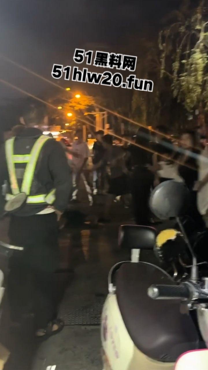 海南三亚实拍斗殴现场，三亚苏荷酒吧门口几个男子遭疯狂殴打，疑似街边要女子电话被男伴带人殴打。-3