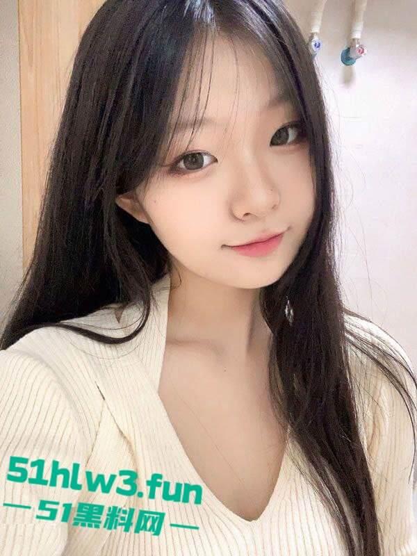 完美身材嫩妹【苏子凡】巨乳长腿反差学生妹，奶油般白皙的肌肤大奶翘臀性感诱人，约啪视频流出。-5