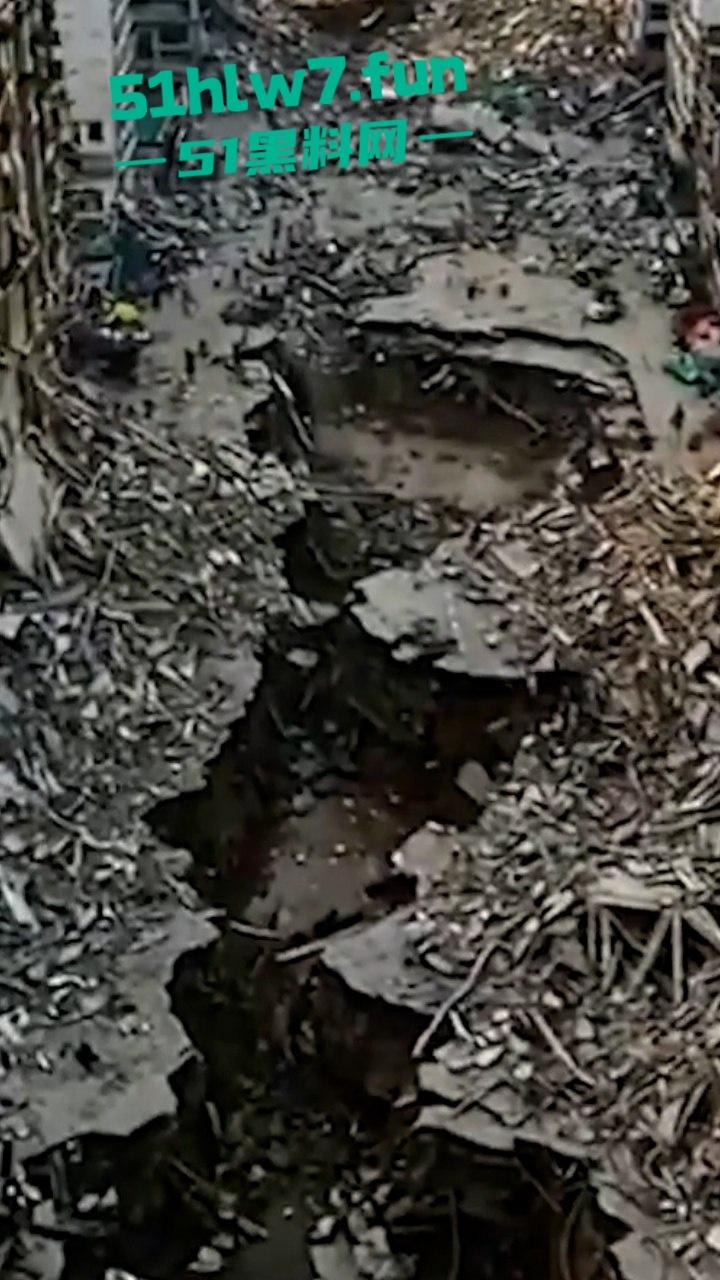 缅甸7.7级震后中国救援队紧急出手仍有众多受难者被压，高温湿臭蚁虫霍乱惨如地狱。-5