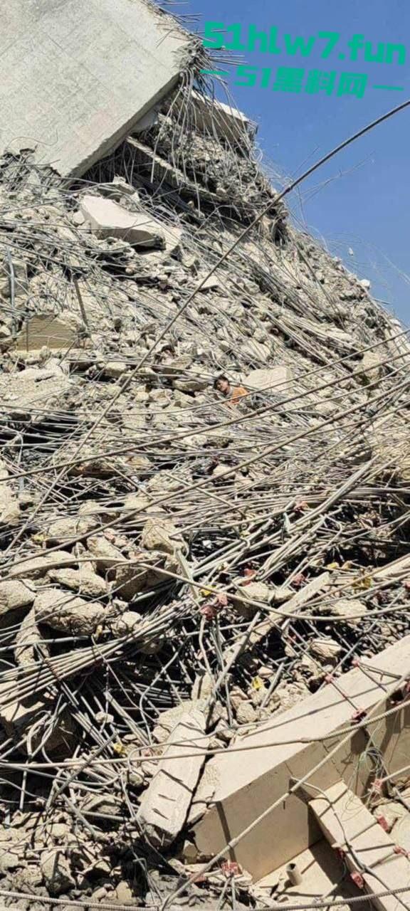 缅甸7.7级震后中国救援队紧急出手仍有众多受难者被压，高温湿臭蚁虫霍乱惨如地狱。-13