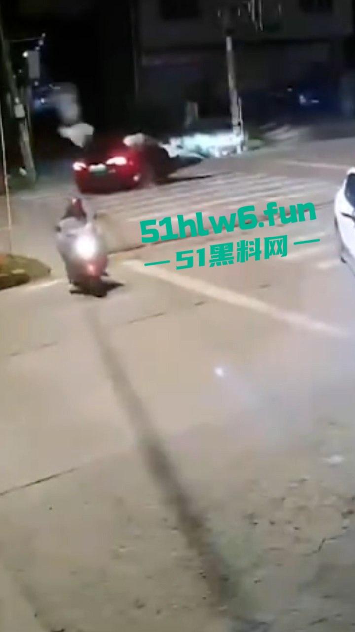 精神小伙带美女飙车失控撞车当场超度，黑丝美女瞬间被摔成麻花扭成三折叠。-2