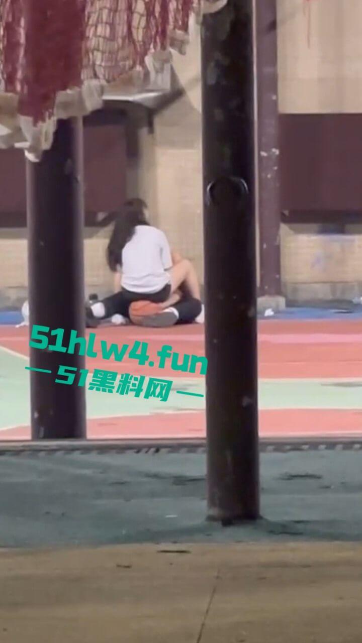 偷拍下篮球场的秘密，一对情侣周围四下无人竟然户外激情做爱，青春的激情与无畏。-6