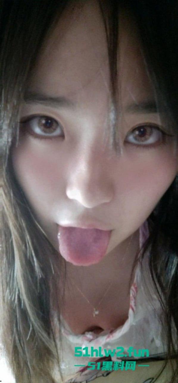 湖北师大高颜值骚母狗【黄馨瑶】为情所困对渣男友言听计从，口爆吞精无套激射自甘堕落做其床上玩物。-4