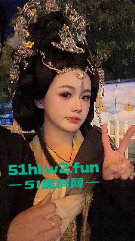 西安音乐学院骚丫头【宋青衫】穿汉服跪舔大雕，仙女下凡变成肉便器，舔得比狗都乖！-3