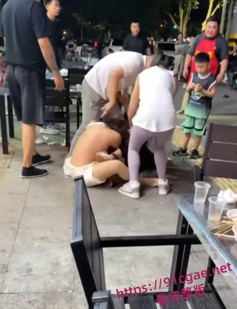 原配小三当街互殴名场面 激烈扭打互相撕扯彪悍战斗力引得路人围观！-5