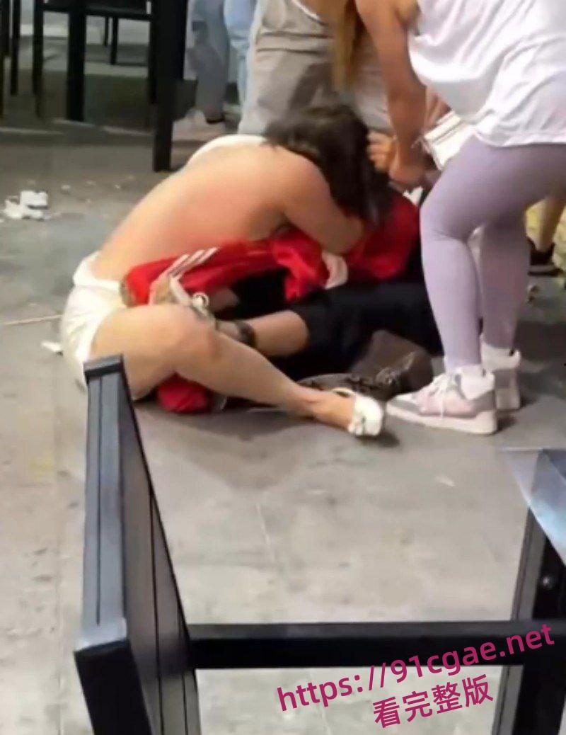 原配小三当街互殴名场面 激烈扭打互相撕扯彪悍战斗力引得路人围观！-6