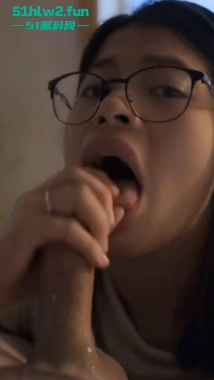 最全眼镜妹口交做爱合集整理！眼镜妹的极限反差展示正经人妻的发骚做狗全过程诱惑至极。-6