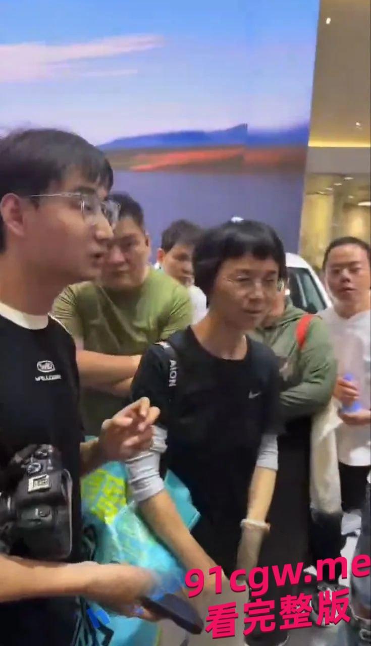 百万粉丝车模第一人BB酱 出席活动被眼镜小哥肘击奶子 #车模#顶流女神#火辣身材-8