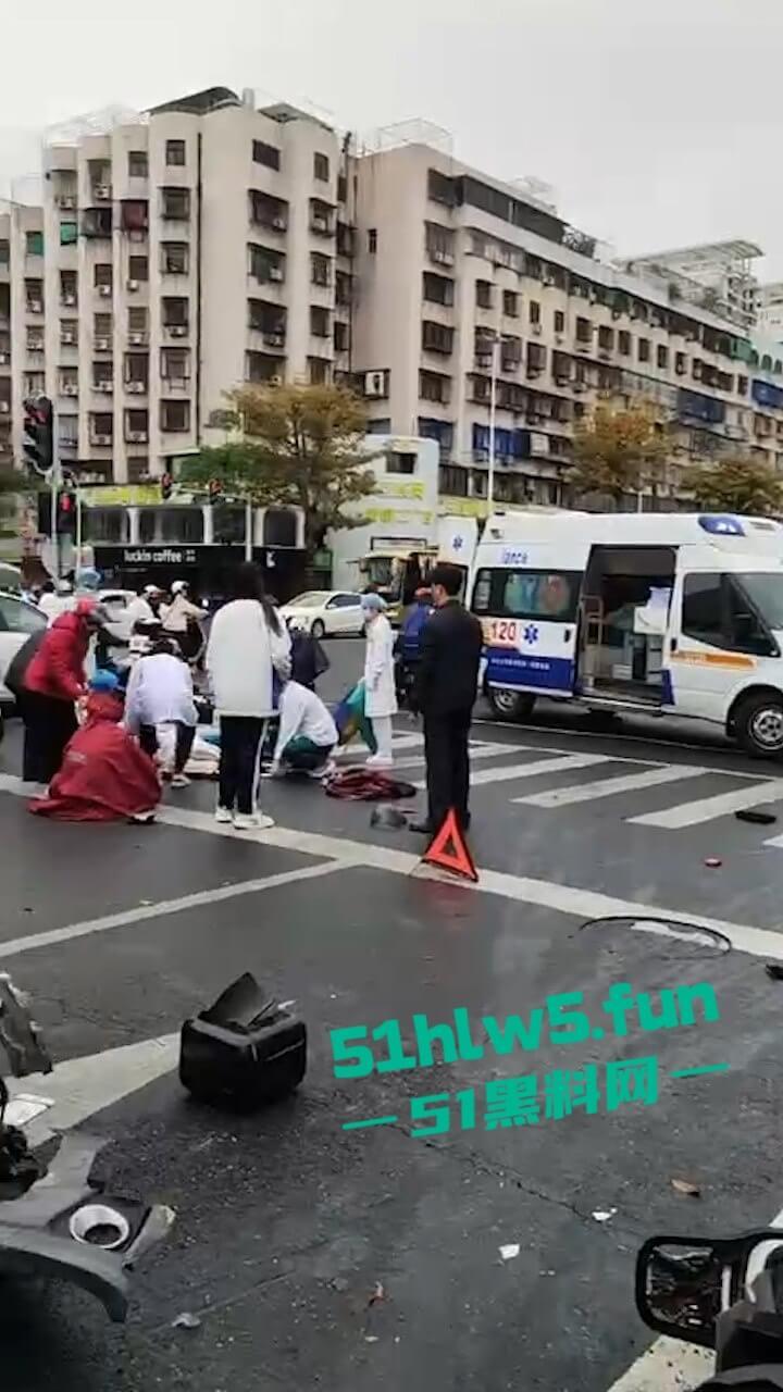 汕头金沙公园雨天路滑致小车失控撞飞数人，现场血腥场面惨不忍睹，永远不知道明天和意外谁先到来。-7