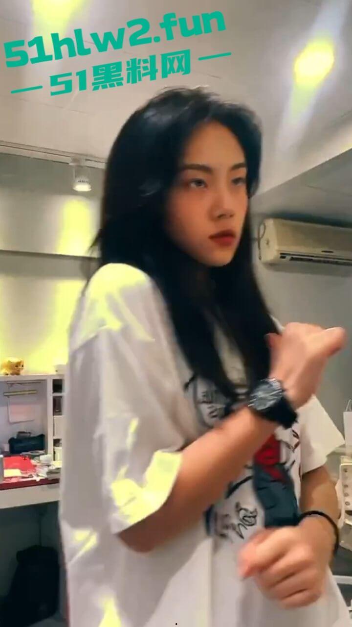 上海戏剧学院系花【王欣彤】绝美颜值学生妹，高挑御姐身材逆天长腿加粉嫩小穴全裸自慰勾引金主求包养。-1