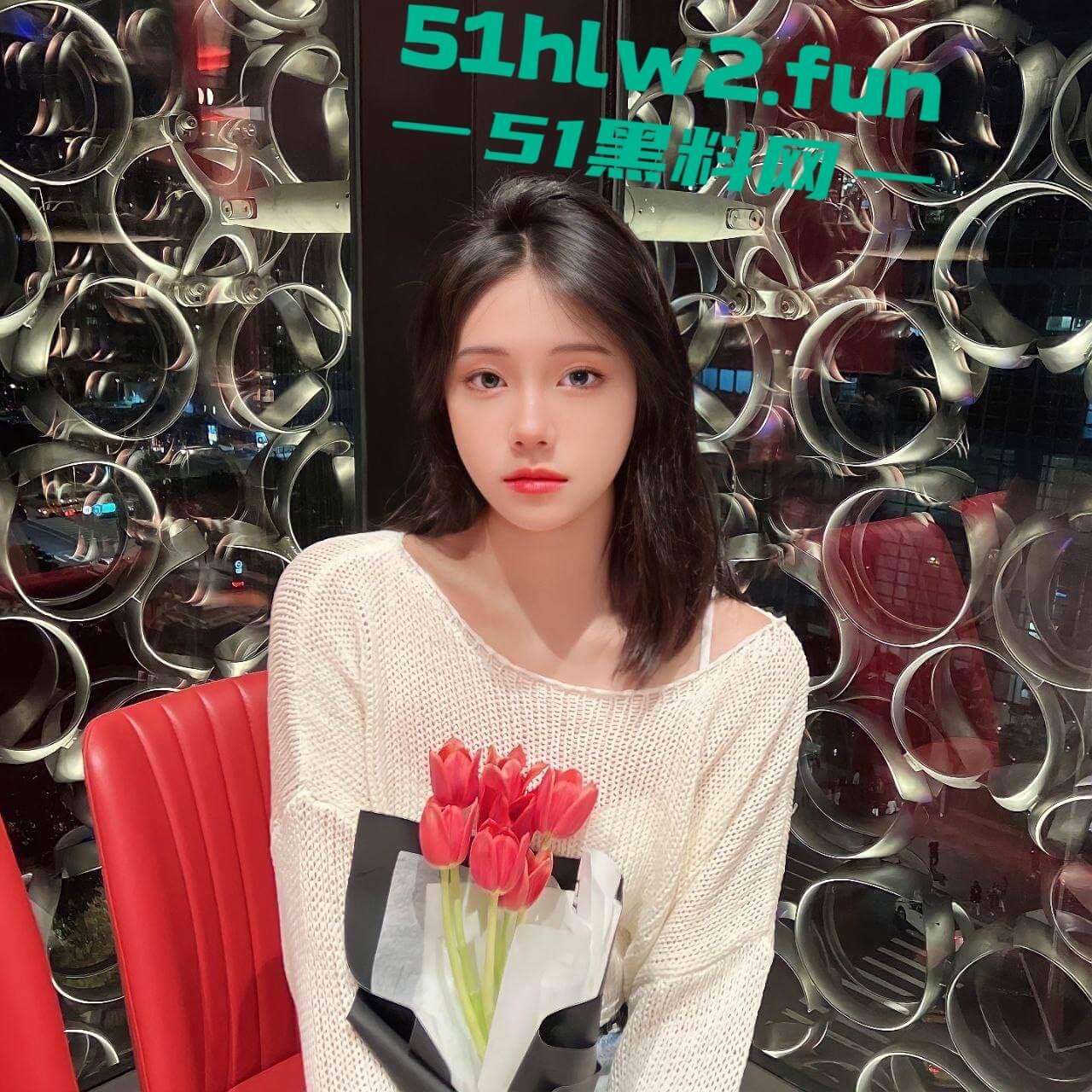 上海戏剧学院系花【王欣彤】绝美颜值学生妹，高挑御姐身材逆天长腿加粉嫩小穴全裸自慰勾引金主求包养。-9