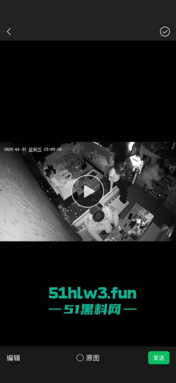 辽油三高学生【王庸昊】与女同学在酒吧现场doi被拍，桌底吃鸡上位骑乘刺激爆棚。-6