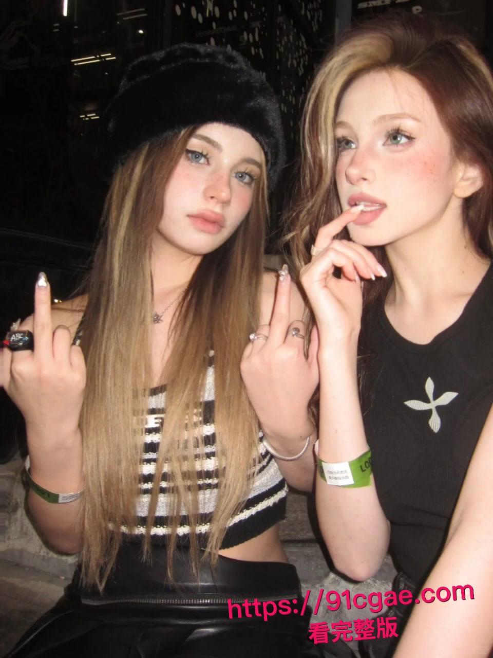 欧美巨乳女神双飞狂欢！两个大学生奶牛双姝内射喷汁，边抠边操操不过来，精液灌满骚穴！-3