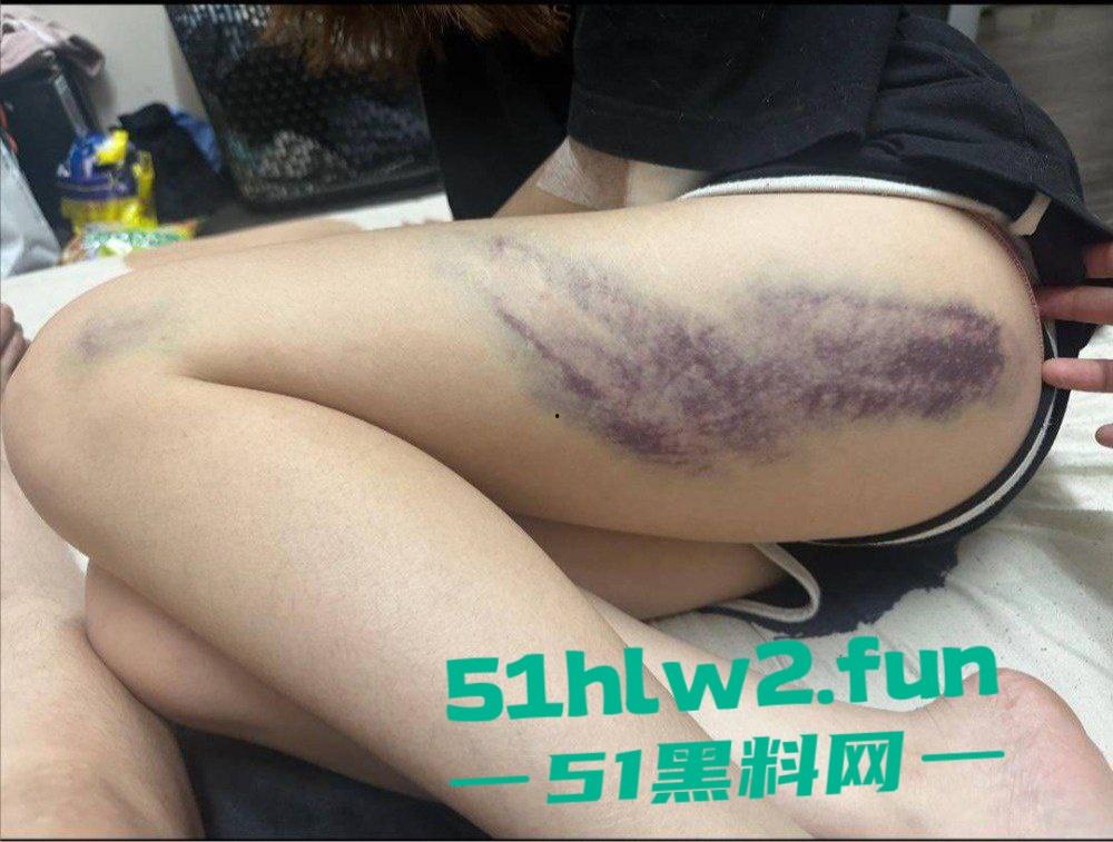 台湾直播主遭一群人拳打脚踢，直播间瞬间变战场，棍子都拿出来了招呼着打，实在是辣眼！-5