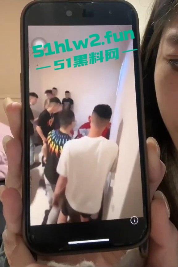 台湾直播主遭一群人拳打脚踢，直播间瞬间变战场，棍子都拿出来了招呼着打，实在是辣眼！-6