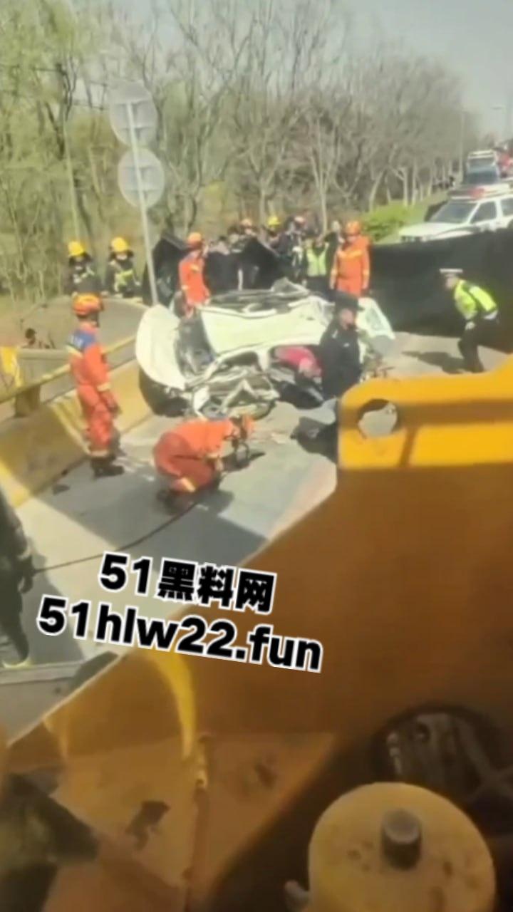南通市六匡发生惨烈车祸，小车被运沙车侧翻压倒在车内，老两口被碾压身亡现场画面流出。-3