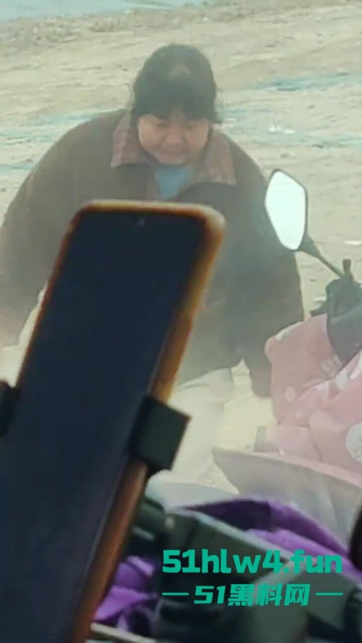 户外老头乐车震偷拍！50岁卖淫大娘拉着大爷激情野战，还得是你大爷啊这风流程度丝毫不减当年！-5