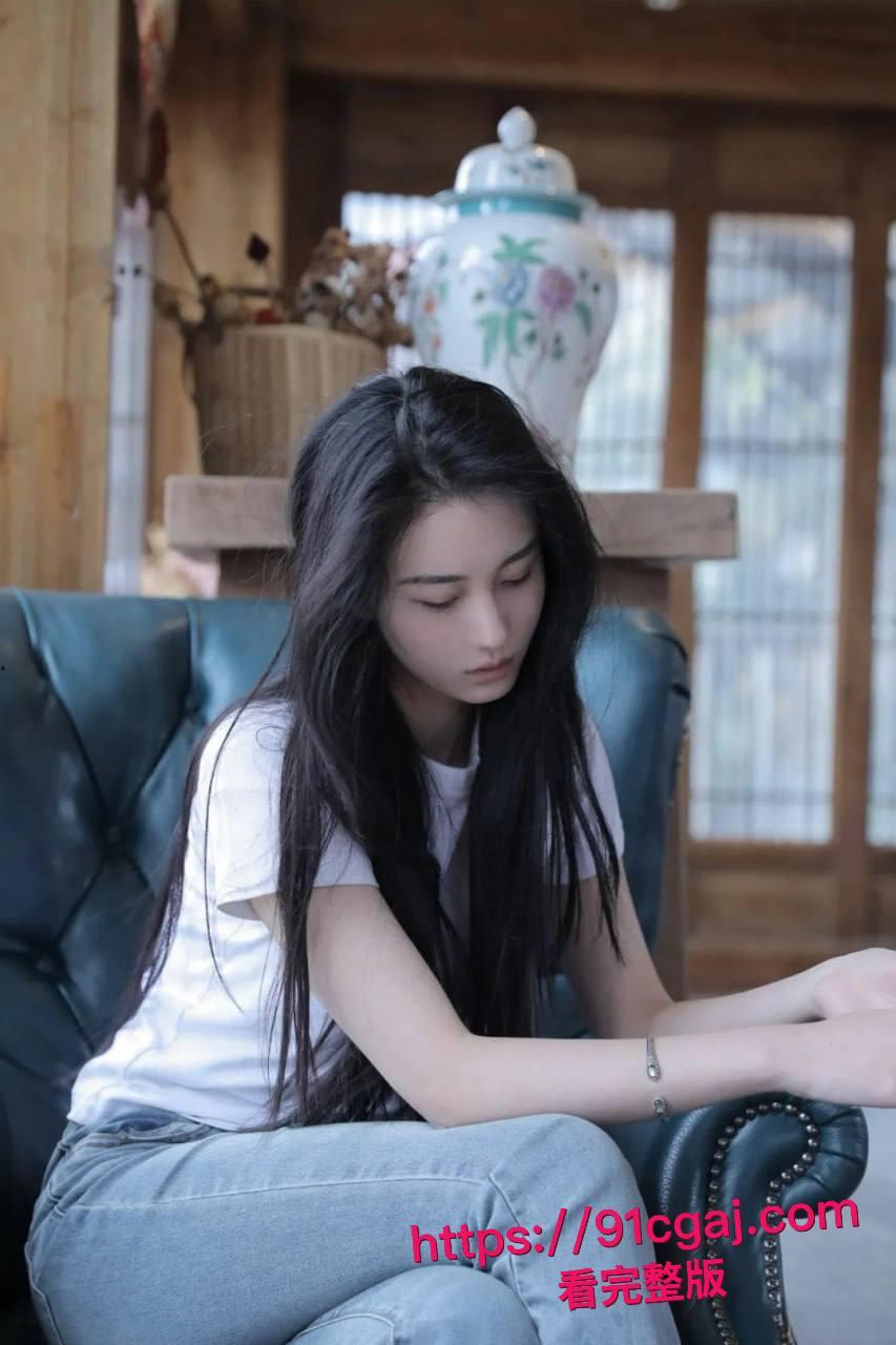 真实约炮！约了个艺术学院毕业的肤白貌美大长腿的极品妹子，必须提前吃悍马糖好好操她一番爽得她不要不要的！-4