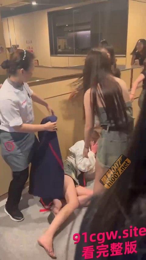 闺蜜和男友搞一起了，正牌女友跑到海底捞暴锤小三！ #海底捞撕逼 #海底捞捉小三-4