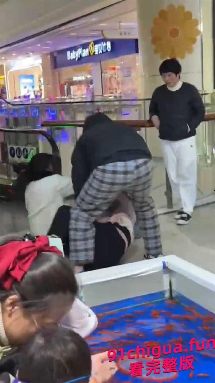 江苏徐州邳州市中钰商场原配抓小三直接上手扒光衣服-2