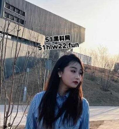 包头轻工技术学院反差妹【王静】深夜化身淫荡骚狗，黑丝翘臀疯狂榨精自慰陪睡各种约炮。-1