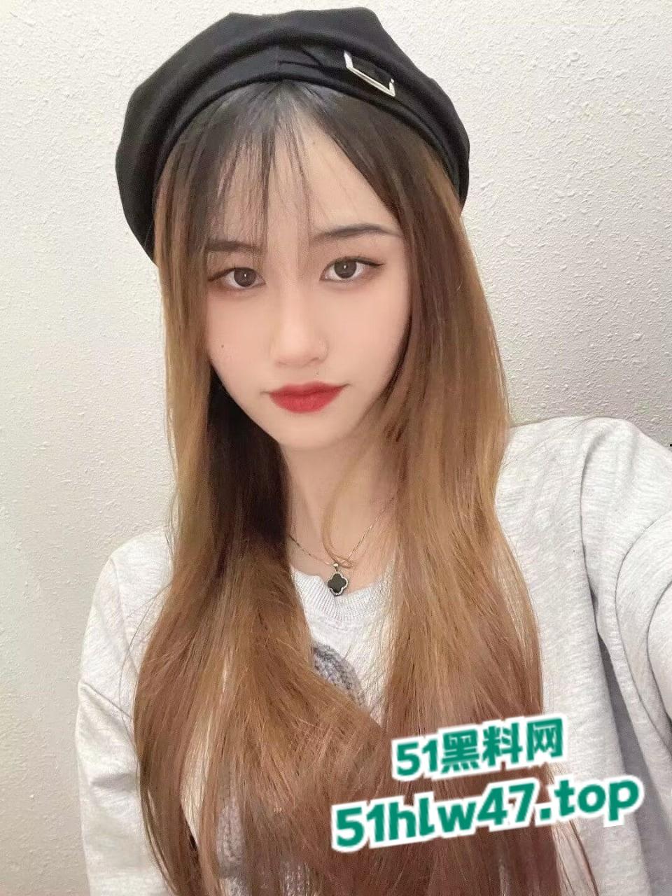 高颜值女大学生【薛翊宁】顶级身材反差女神，美腿修长诱人性爱图影泄密流出。-6