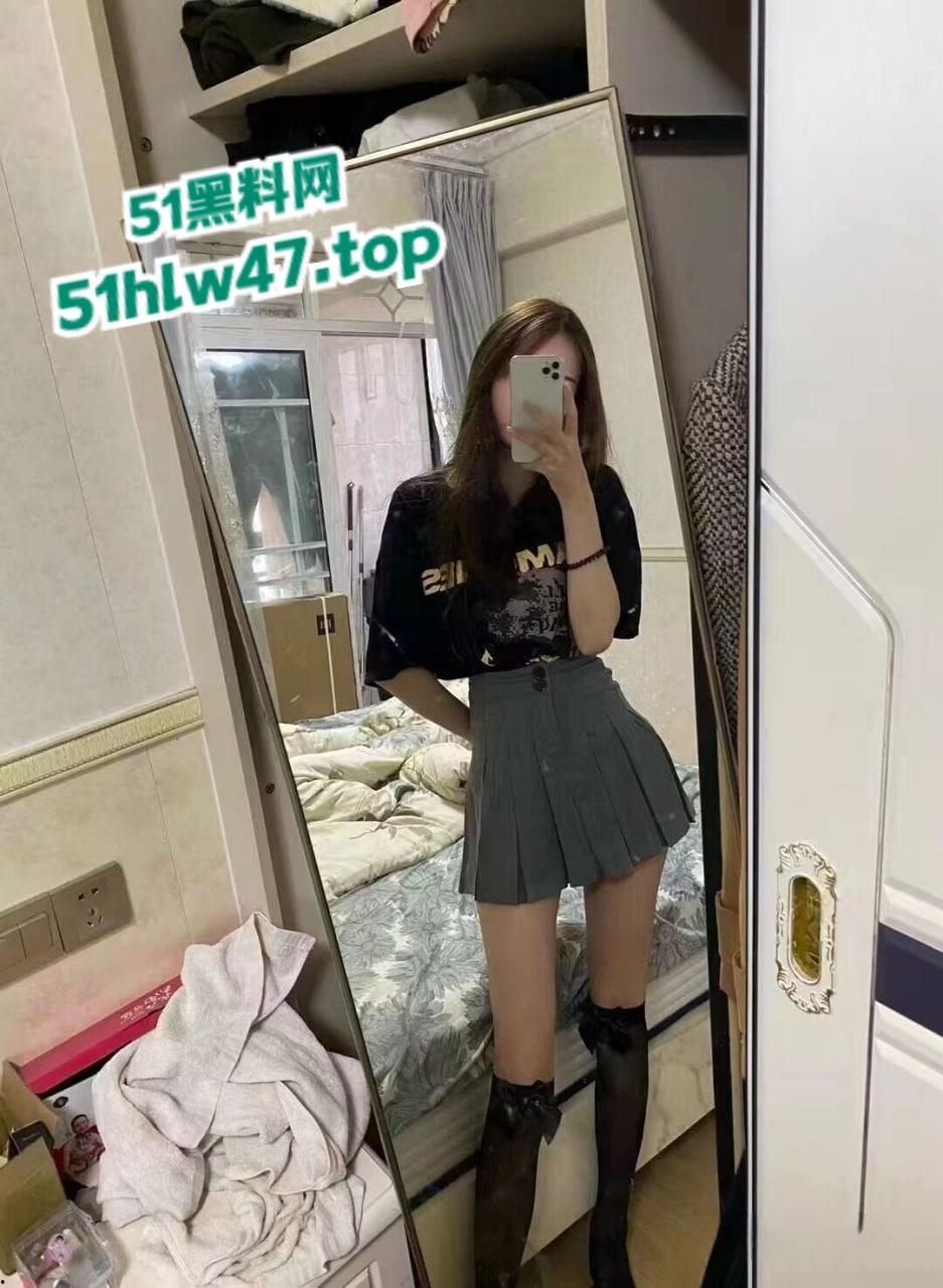 高颜值女大学生【薛翊宁】顶级身材反差女神，美腿修长诱人性爱图影泄密流出。-8