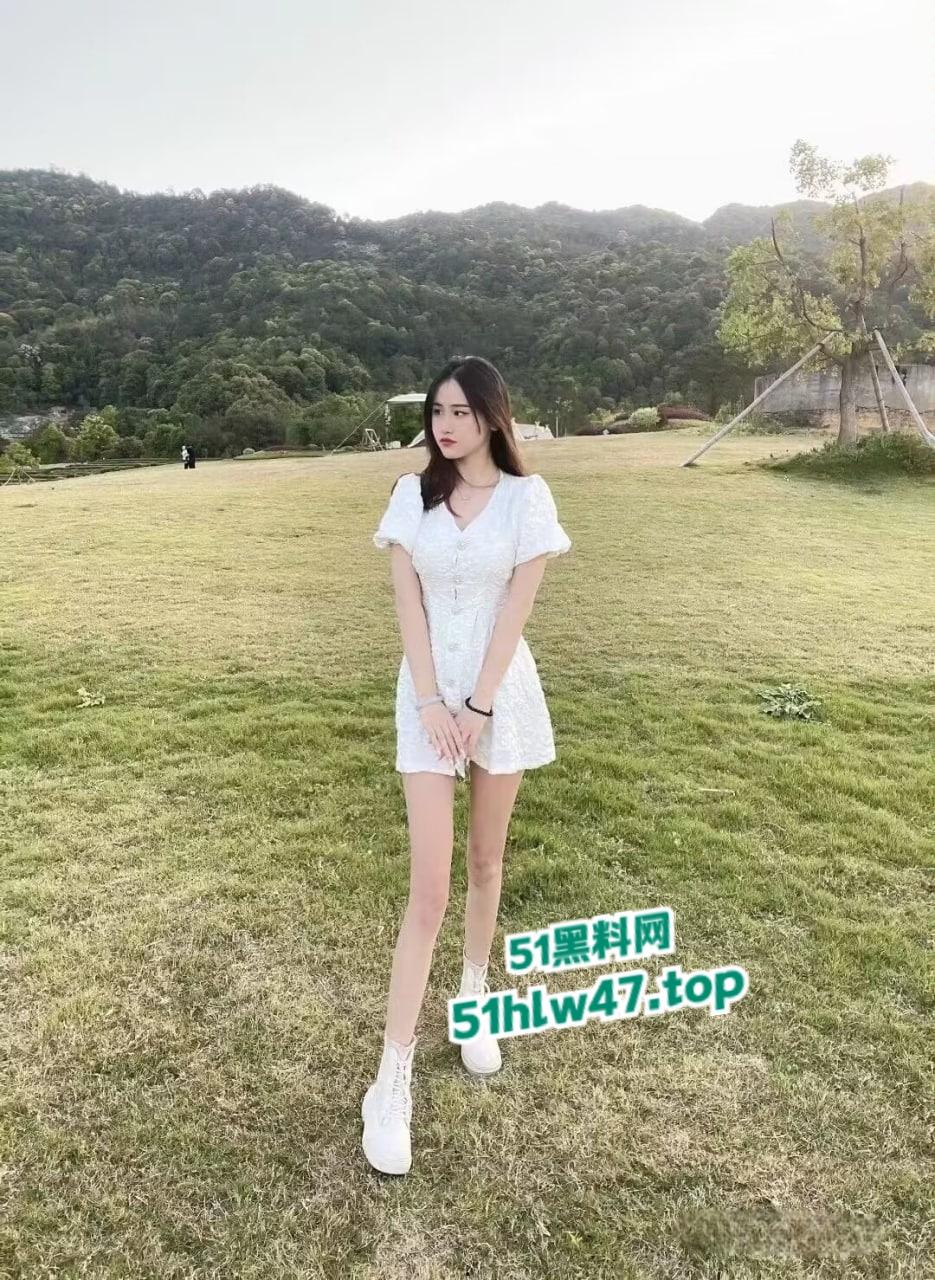 高颜值女大学生【薛翊宁】顶级身材反差女神，美腿修长诱人性爱图影泄密流出。-9