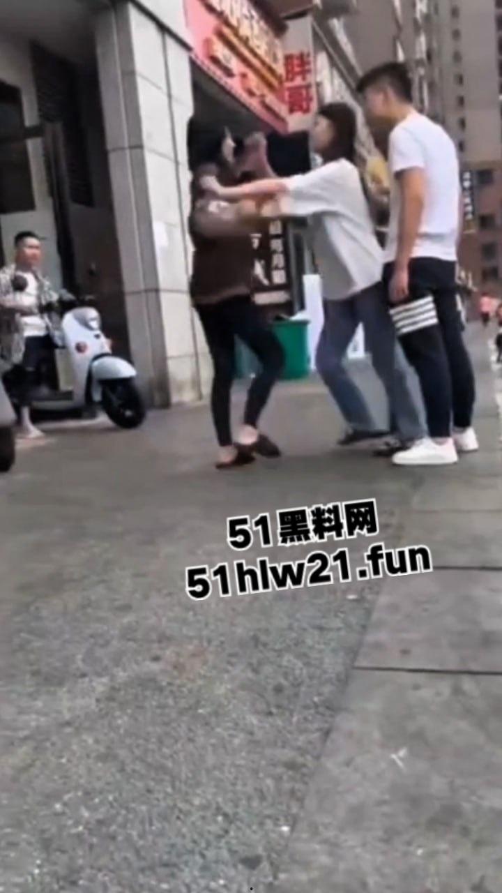广西精神小妹砍人，俩小美女街头吵架短发妹直接掏出折叠刀，气急之下狂砍对方脸部，估计俩人都不敢装逼了吧！-1