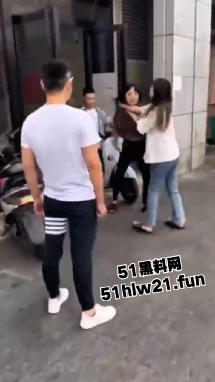 广西精神小妹砍人，俩小美女街头吵架短发妹直接掏出折叠刀，气急之下狂砍对方脸部，估计俩人都不敢装逼了吧！-2