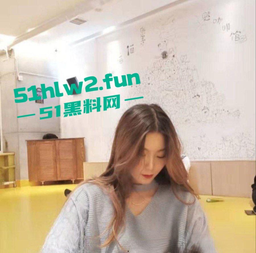 劳斯莱斯车主群现卖妻绿魔，美艳娇妻被群友轮番爆操，男主丝毫不怒，反获万人点赞，成大事者不拘小节牛啊！-1