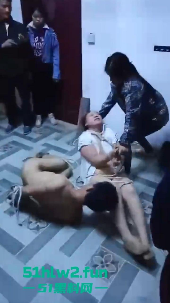 广西偷情狗男女关门偷啪被原配带人抓现行，奸夫淫妇裸身遭众人暴打后捆绑浸猪笼。-3