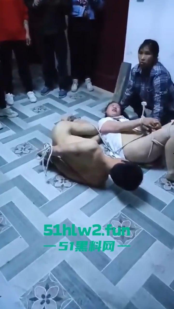 广西偷情狗男女关门偷啪被原配带人抓现行，奸夫淫妇裸身遭众人暴打后捆绑浸猪笼。-7