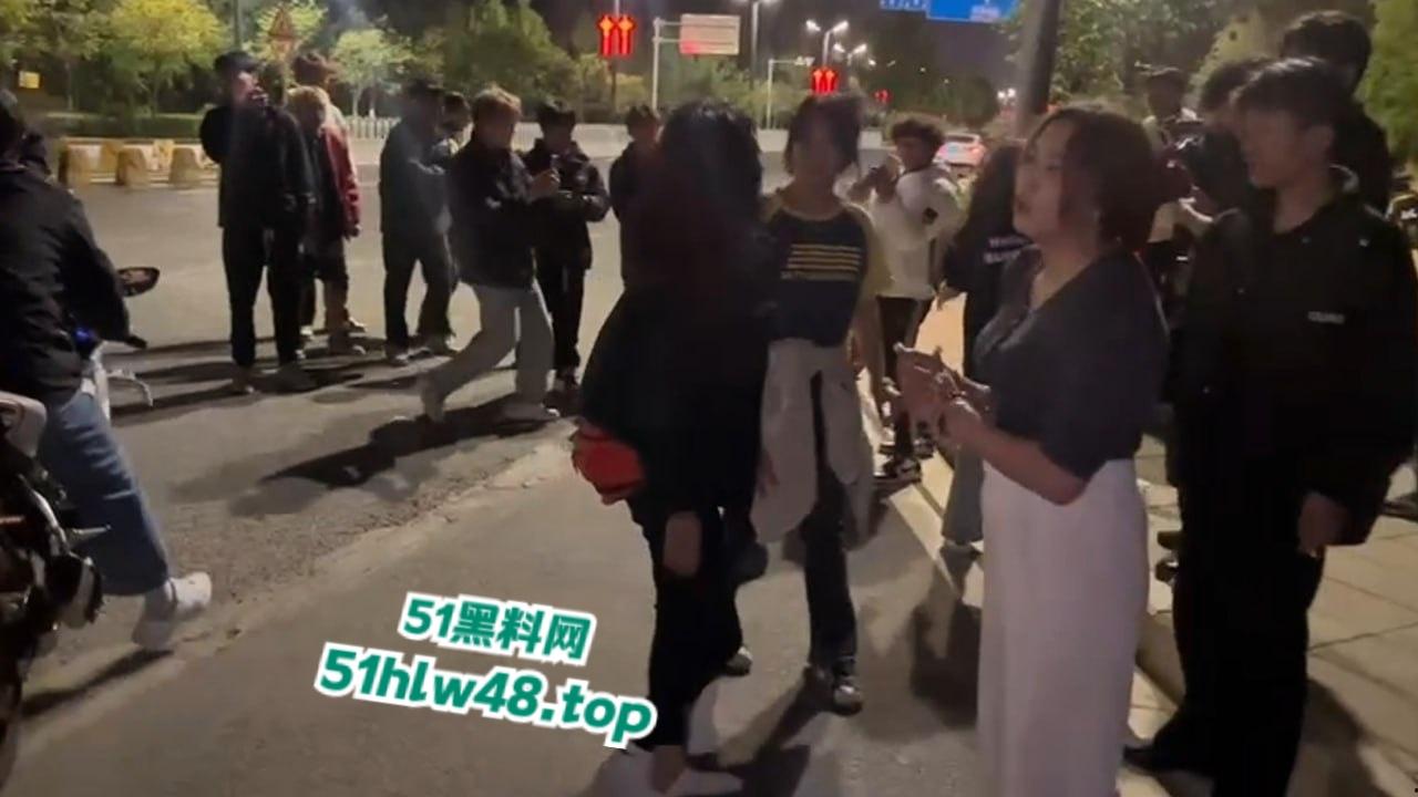 广东佛山精神小妹带人打架从单挑变群殴，女人打架真不讲武德，不过女人不撕衣服缺少精髓。-6