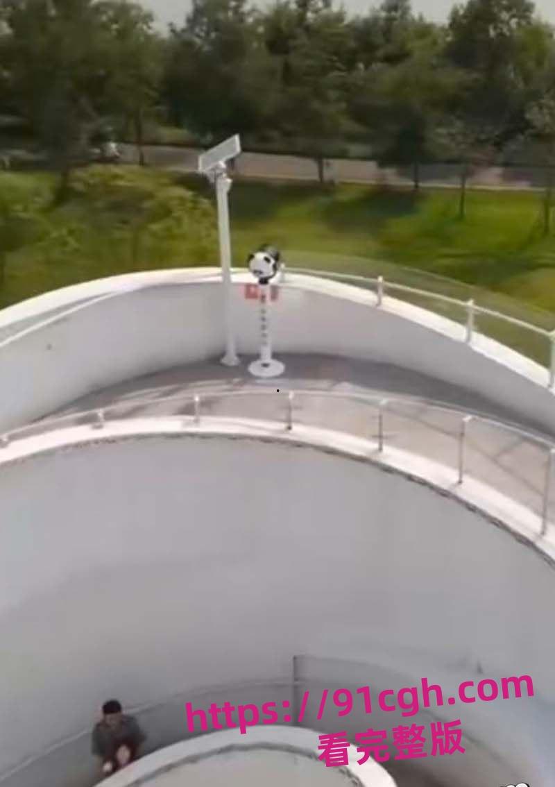 情侣旋转楼梯野战 本以为这么隐蔽无人看到 但万万没想到会有无人机飞入-1