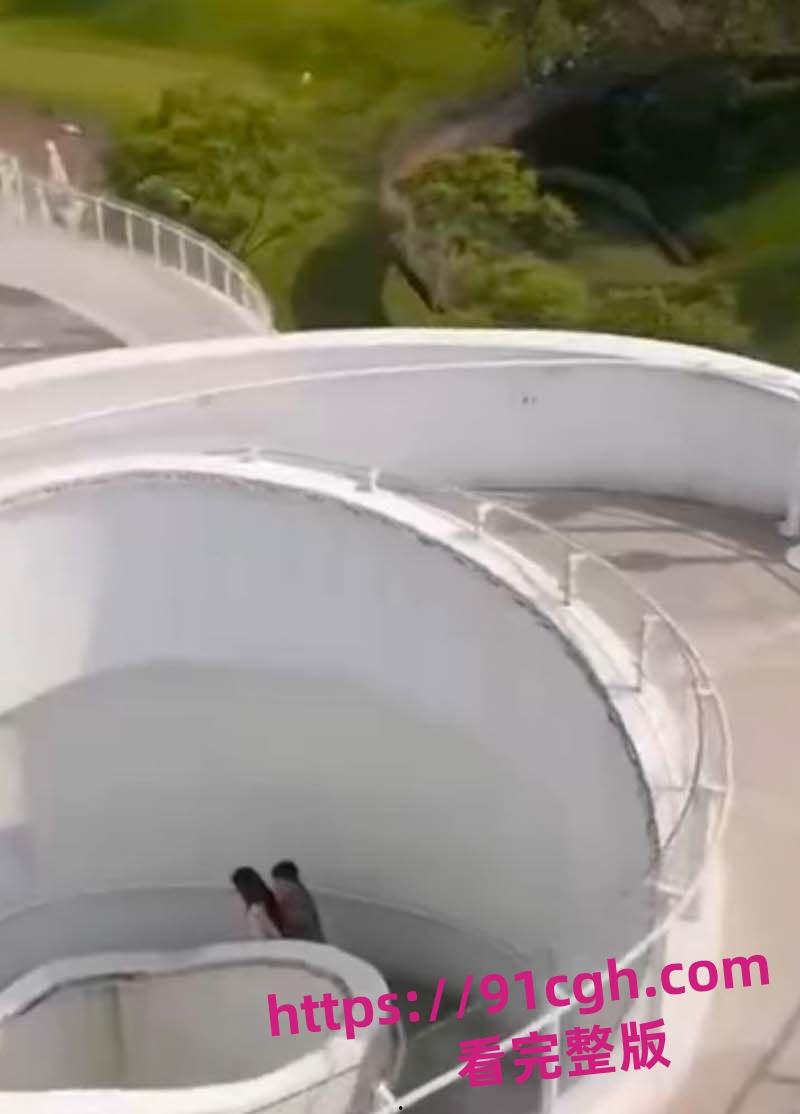 情侣旋转楼梯野战 本以为这么隐蔽无人看到 但万万没想到会有无人机飞入-2