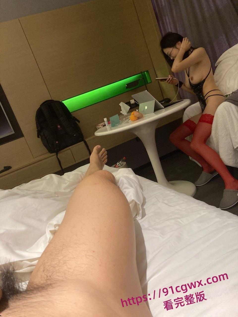 浙江温州顶级白富美刘璐私底化身男友胯下淫魔 深喉口交粗大肉棒 被后入狂肏高潮不断-9