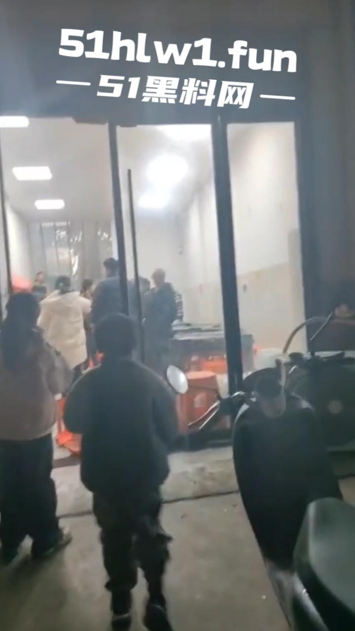 臭棋篓子太没牌品！男子打麻将被自摸胡牌 记恨对家没有碰 愤而打砸麻将馆！-3