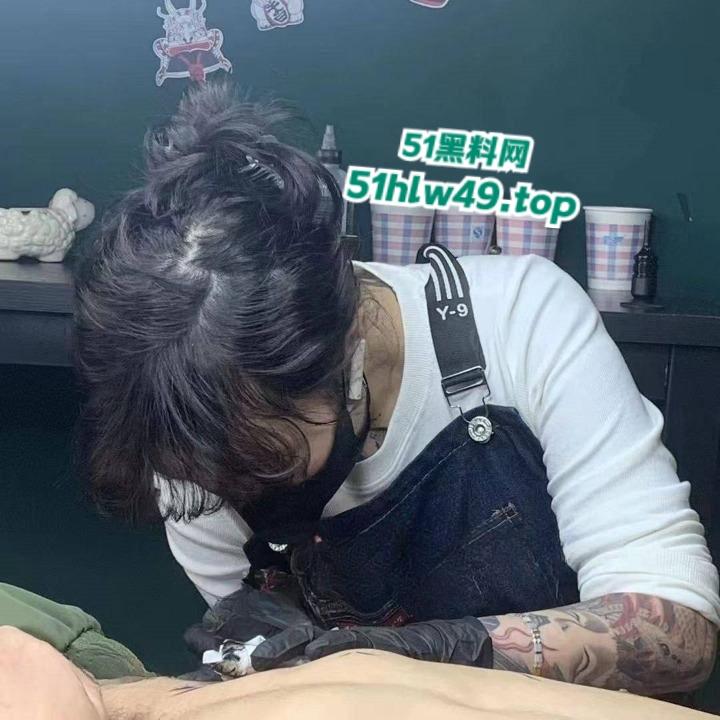 抖音符文战士【lee李李】纹身店老板娘，性感身材骚浪表现搭配纹身，令人血脉喷张性爱视频流出。-1