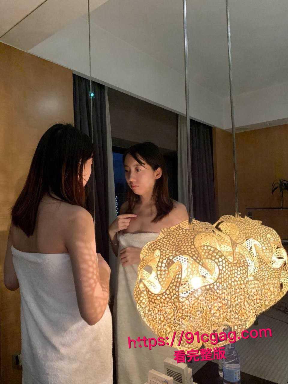 真实约炮！！！在网上撩了个大学生，戴着个眼镜清纯文静的妹子被我调教成专属母狗！-3