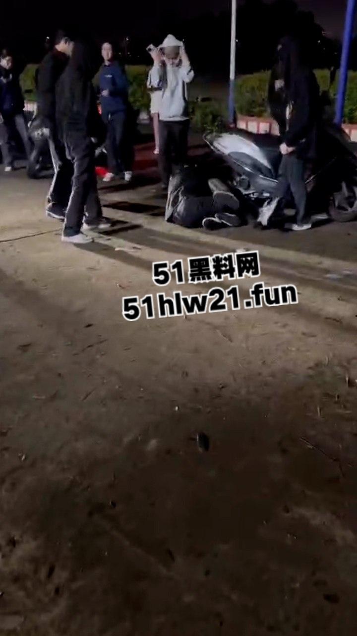 潮汕精神小妹为抢帅哥交配权，当街大打出手拳打脚踢薅头发，就看谁得骚劲大！-6