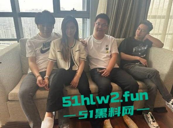 网传某大学美女骚货老师答应自己的学生考试完给个惊喜，竟然是老师与学生4P大战这样的老师谁会不爱呢。-6