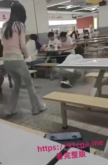 某大学校园食堂瓦学弟当众调教 被粉衣女主当狗一样牵引！-1