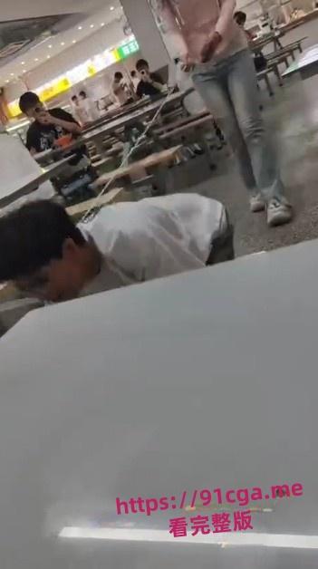 某大学校园食堂瓦学弟当众调教 被粉衣女主当狗一样牵引！-4