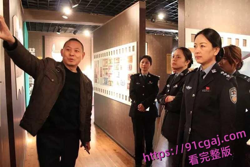 湖北省宜昌市公安局女局长上厕所时竟惨遭偷拍 小穴全部曝光连尿尿模样都被看得一清二楚-4