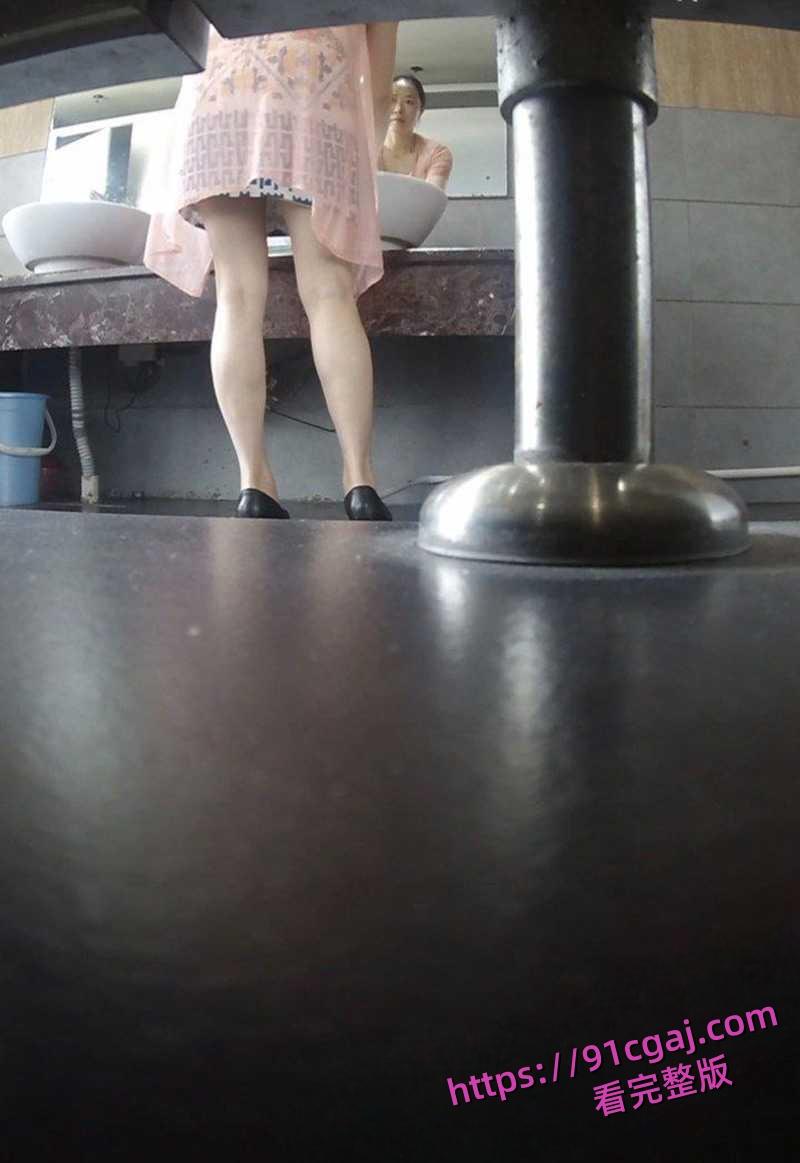 湖北省宜昌市公安局女局长上厕所时竟惨遭偷拍 小穴全部曝光连尿尿模样都被看得一清二楚-8