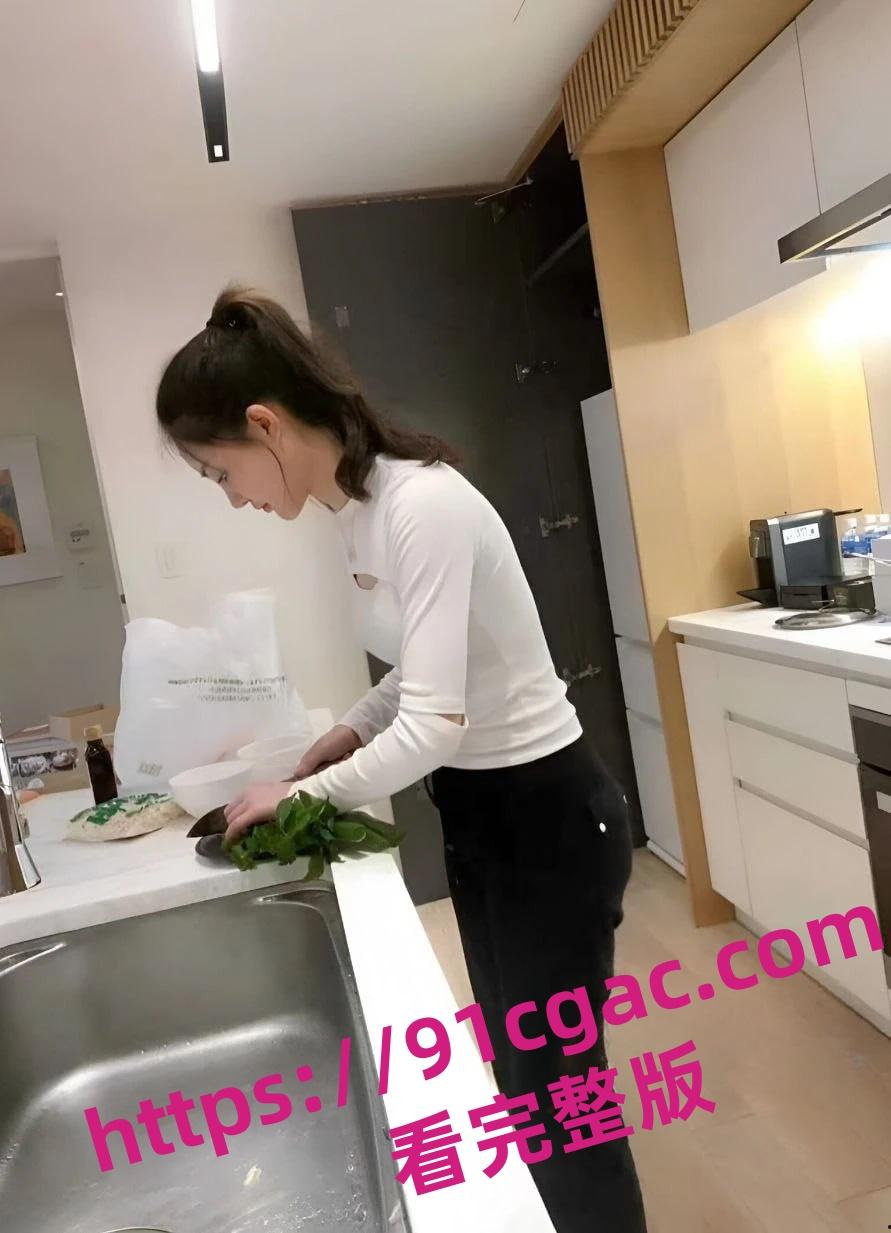 四川航空姐周娅菲惊爆丑闻！刚下飞机直奔酒店与炮友狂欢-5