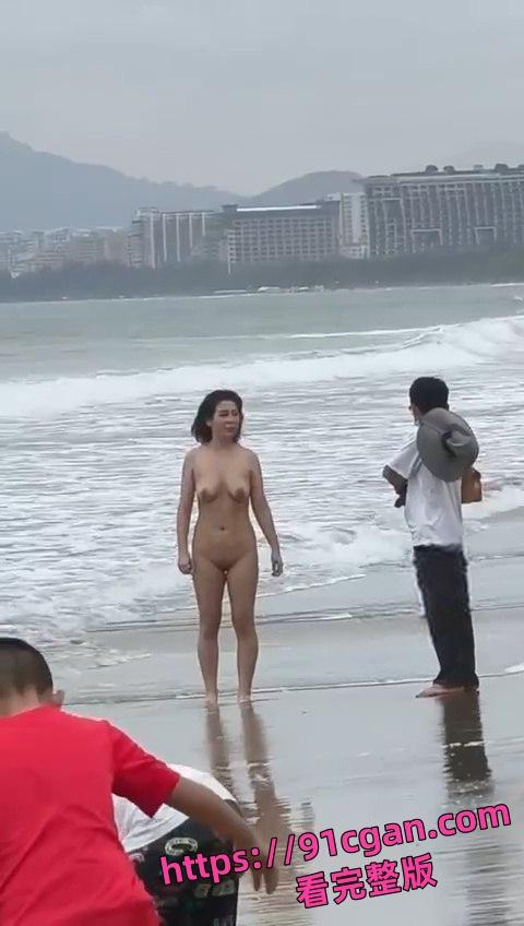 海南三亚湾海滩一女子全裸未着寸 淡定让男子帮她拍照！-2