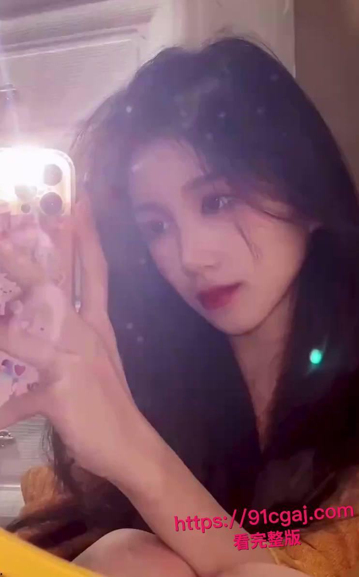 超极品美少女遭渣男泄密视频爆火！嫩白顶级身材主动掰逼求插，渣男大屌狂干成喷水母狗，羡慕死人了！-7