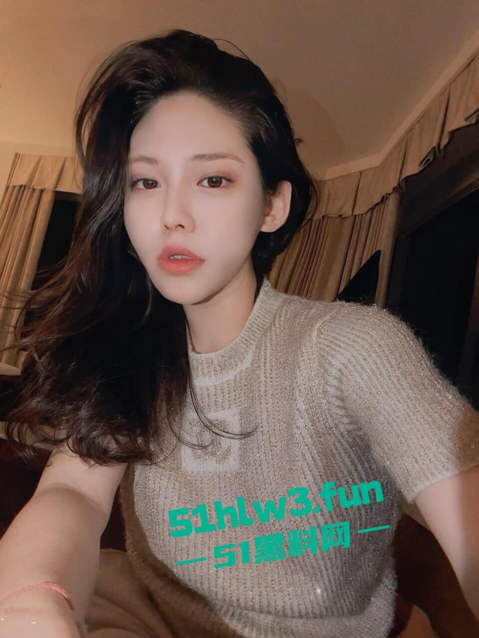 瓜友投稿酒吧撩骚颜值美女喝多了骚劲十足，醉酒后渴望大鸡巴带到酒店疯狂吃鸡眼神迷离吃得好香啊-1